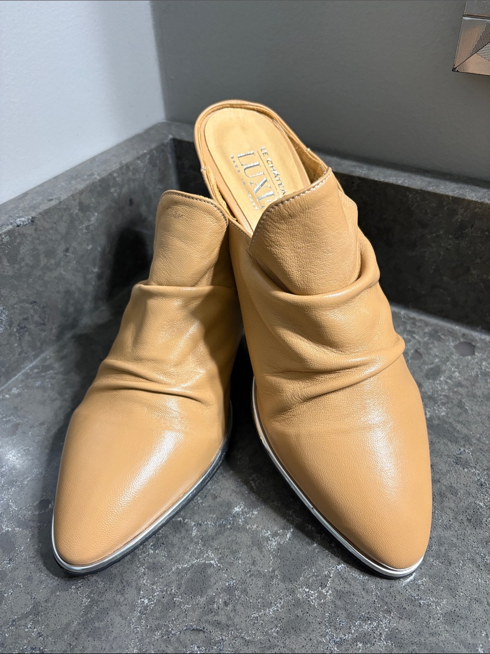 le chateau Camel Pointed-Toe Leather Mule Slides